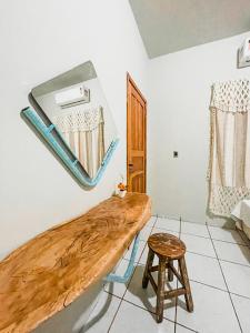 a room with a mirror on the wall and a stool at Pousada da Ana in Estivado