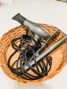 a wicker basket with a pair of scissors and cables at Pousada da Ana in Estivado