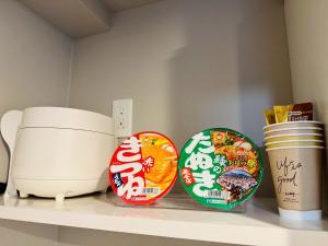 Trois assiettes sur une étagère à côté d'un grille-pain dans l'établissement LuxurySweet 博多駅南61, à Fukuoka 13 autres photos