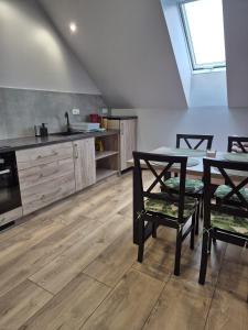 eine Küche mit Tisch und Stühlen in einem Zimmer in der Unterkunft Noclegi u Alicji in Gołuchów + 34 Fotos