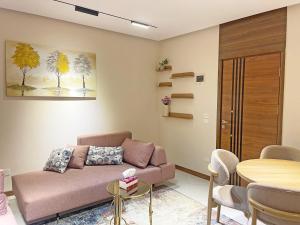 een woonkamer met een bank en een tafel bij Atlantis Hotel - Boutique Stay in Downtown Cairo in Caïro