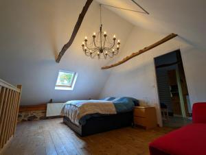 Ένα ή περισσότερα κρεβάτια σε δωμάτιο στο Gîte de la Petite Ferme Bretonne