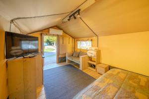 TV a/nebo společenská místnost v ubytování Camping Gran Sol