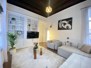 een woonkamer met een bank en een tv bij Charming Historic Balat House 2 Floors • 5 BR in Istanbul