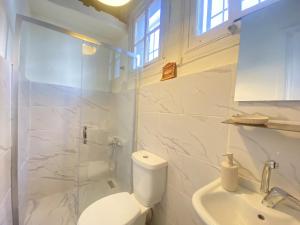 Ванная комната в Modern Triplex Retreat with Private Garden Terra