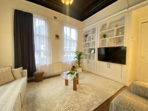 Телевизор и/или развлекательный центр в Modern Triplex Retreat with Private Garden Terra