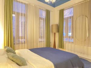 een slaapkamer met een bed en een aantal ramen bij Charming Historic Balat House 2 Floors • 5 BR in Istanbul