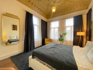 Кровать или кровати в номере Modern Triplex Retreat with Private Garden Terra