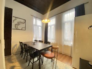 Гостиная зона в Modern Triplex Retreat with Private Garden Terra +41 фотография