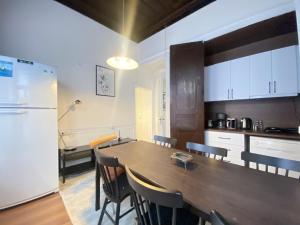 Кухня или мини-кухня в Modern Triplex Retreat with Private Garden Terra
