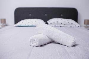 ein weißes Handtuch auf dem Bett in der Unterkunft Cozy central studio in Craiova