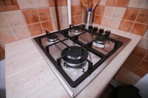 einem Herd mit 4 Brennern auf der Theke in der Unterkunft Cozy central studio in Craiova + 14 Fotos