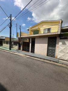 マナウスにあるApto Natureza Verde Manauara IIの通り沿いにある建物