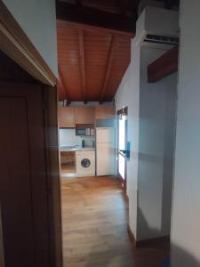 a kitchen with white appliances and a wooden ceiling at Pérola da Serra in Fundão
