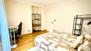 a bedroom with a bed and a desk at Appartement en centre-ville in Briey