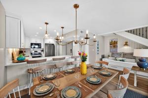 ein Esszimmer und eine Küche mit Tisch und Stühlen in der Unterkunft SG10D: 10D Seagrove Villa in Isle of Palms