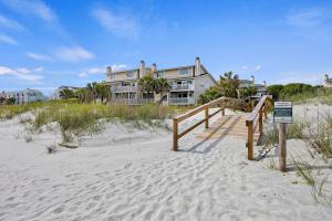 ein Haus am Strand mit einer Treppe zum Sand in der Unterkunft SG10D: 10D Seagrove Villa in Isle of Palms