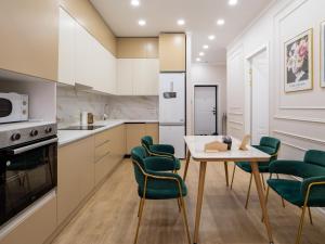Kuchyň nebo kuchyňský kout v ubytování Современная и уютная евродвушка в центре города
