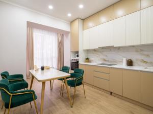 Kuchyň nebo kuchyňský kout v ubytování Современная и уютная евродвушка в центре города + 5 fotografií