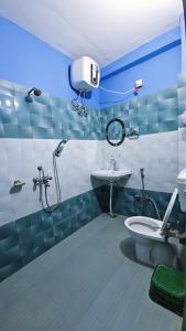 Koupelna v ubytování Banjara House n Cafe + 23 fotografií