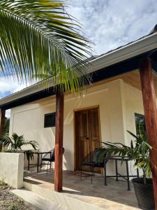 Buff BayThe Ridge-Coconut Cottage的房屋的庭院,配有桌椅