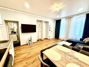 a living room with a table and a couch at Appartement en centre-ville in Briey