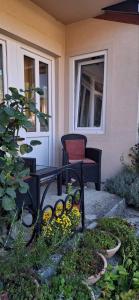 un banco negro sentado frente a una casa en Apartman Ćirić, en Ivanjica