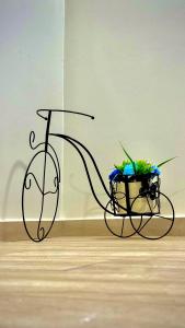 a metal table with a plant on top of it at Appartement en centre-ville in Briey