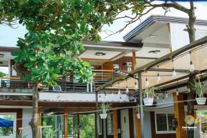 ein Haus mit Topfpflanzen, die daran hängen in der Unterkunft Isla Enriqueta - Private Beach Resort in Iba + 34 Fotos