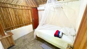 バカラルにあるCabañas Alma Verdeのベッドルーム(蚊帳付きのベッド付)