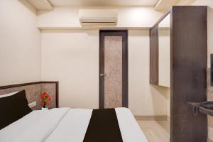 アーメダバードにあるHotel O Vatva Railway Station Formerly Anmol Palaceのベッドルーム1室(ベッド1台、白黒の掛け布団付) +22枚の写真