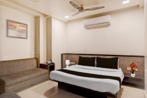Postel nebo postele na pokoji v ubytování Hotel O Vatva Railway Station Formerly Anmol Palace