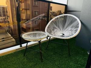 ein Paar Stühle vor einem Fenster in der Unterkunft LuxurySweet 博多駅南62 in Fukuoka + 13 Fotos