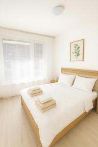 コシツェにある4-Quiet Apartment - 8 min from the center New buildingの白いベッドルーム(白い枕の大きな白いベッド付)