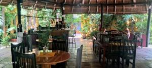 トゥルムにあるCasa Don Diegoのテーブルと椅子、座り人が座るレストランです。