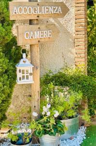 a sign for a garden with plants in pots at country house in Ardea