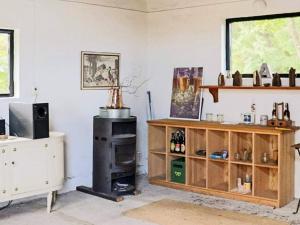 Μια τηλεόραση ή/και κέντρο ψυχαγωγίας στο 8 person holiday home in HISHULT-By Traum