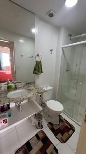 une salle de bain avec toilettes, lavabo et douche dans l'établissement Lindo apto com vista para o mar, à Guarujá