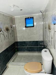 Ένα μπάνιο στο Alnwatif Gate guest house