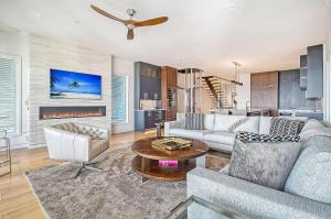 ein Wohnzimmer mit Sofa und Tisch in der Unterkunft GP58: 58 Grand Pavilion in Isle of Palms