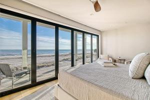 ein Schlafzimmer mit Bett und Blick auf den Strand in der Unterkunft GP58: 58 Grand Pavilion in Isle of Palms