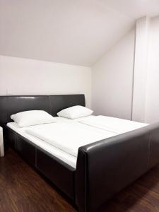 Una cama o camas en una habitación de Modern Apartment