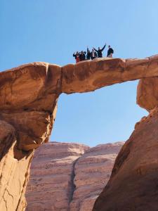 un groupe de personnes debout sur un pont dans le désert dans l'établissement Star Walk Camp & Tours, à Wadi Rum
