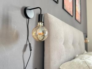 Postel nebo postele na pokoji v ubytování Bilocale luminoso ed elegante-Parcheggio gratuito + 19 fotografií