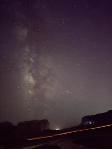 Une nuit étoilée avec la voie laiteuse dans le ciel dans l'établissement Star Walk Camp & Tours, à Wadi Rum