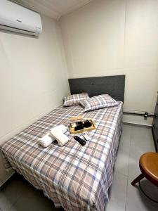 弗洛里亚诺波利斯Loft 1 A poucos minutos do aeroporto e praias的酒店客房,配有一张带铺着地毯的床