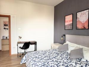 Postel nebo postele na pokoji v ubytování Bilocale luminoso ed elegante-Parcheggio gratuito