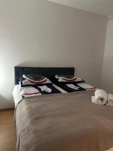 una camera da letto con un letto con testiera nera di Apartman Humska a Sarajevo