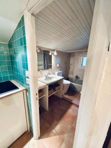 a bathroom with a sink and a toilet and a tub at Studio de 40m2 au pieds des pistes in Péone