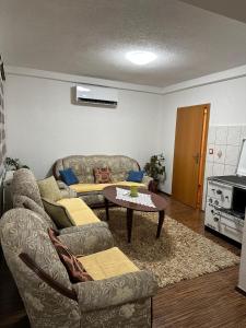 un soggiorno con un divano e un tavolo di Apartman Humska a Sarajevo